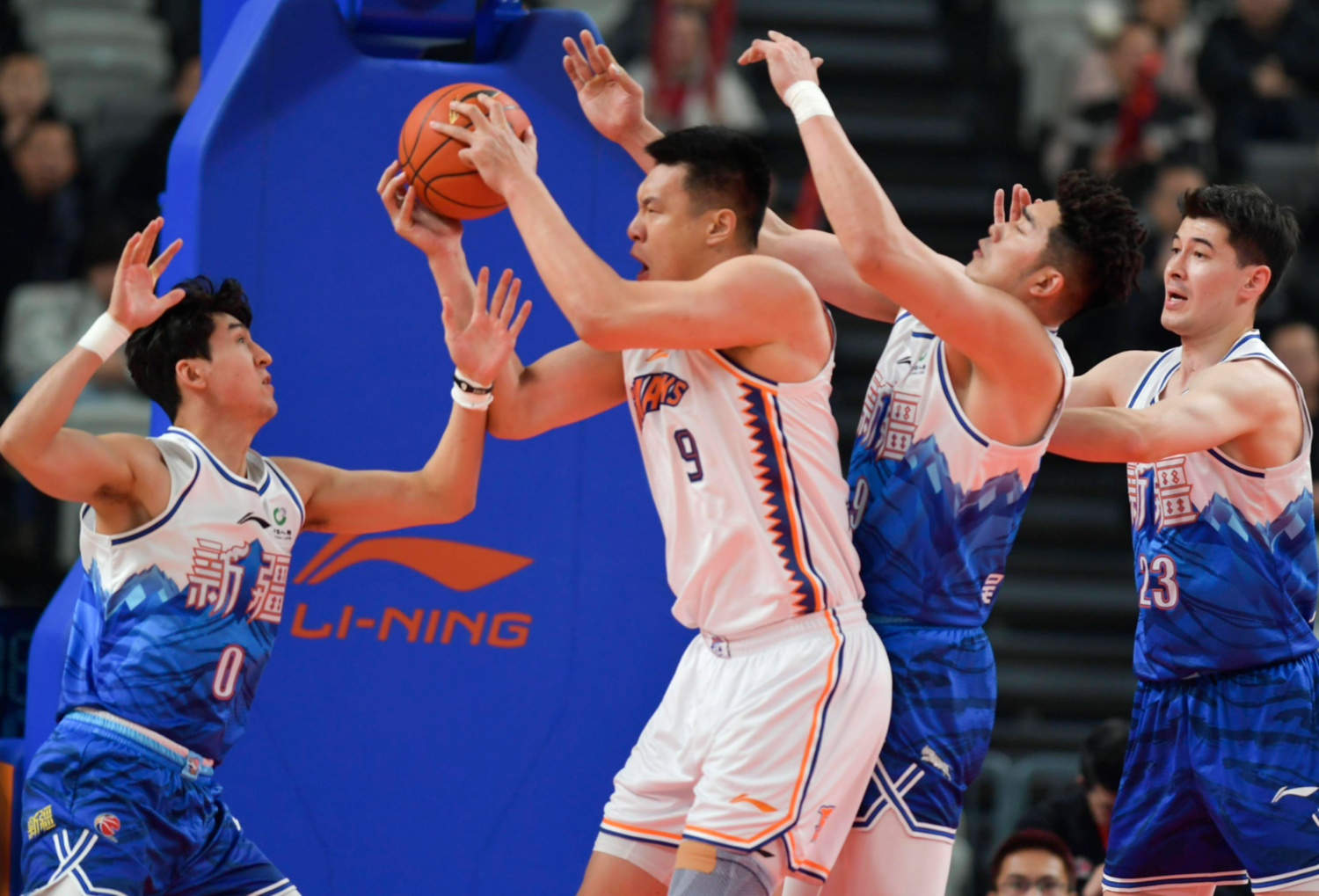 新疆队翻盘深圳队，塔图姆关键制胜