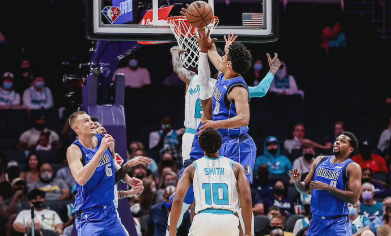 青岛队碾压公牛，布伦森惊艳四座