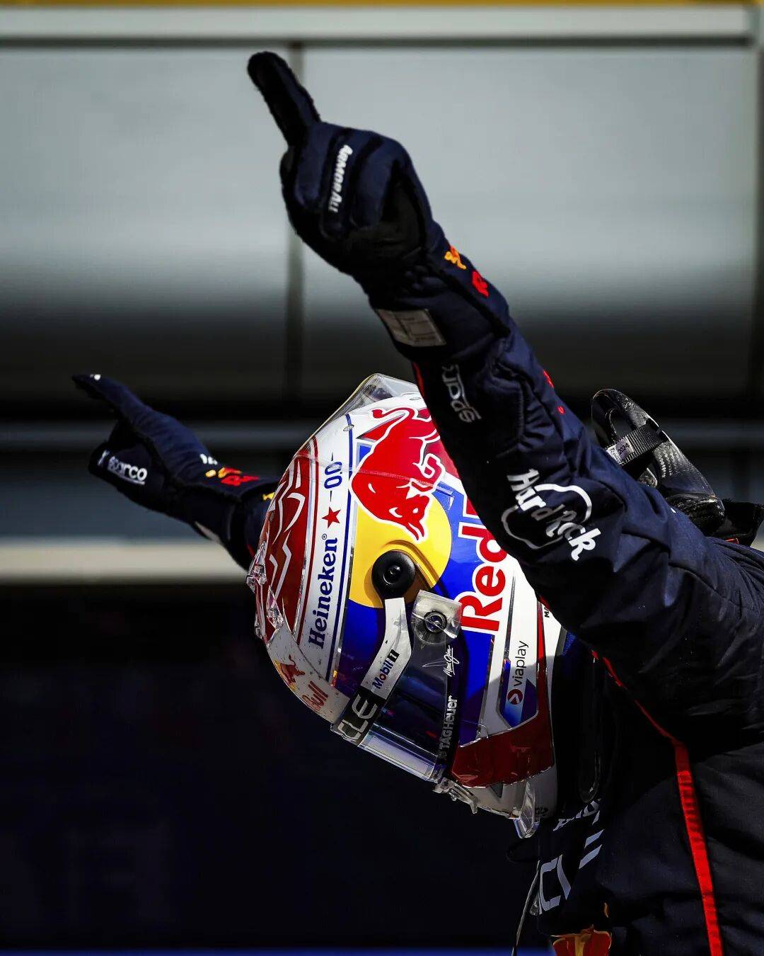 红牛车队碾压索伯车队，塞恩斯带队取胜