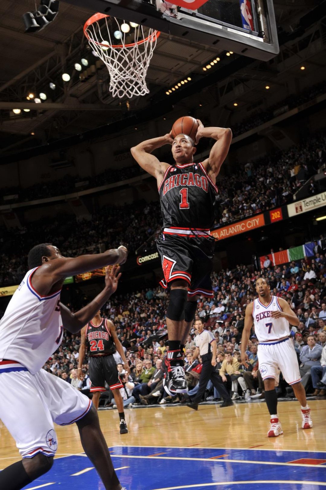 猛龙鏖战尼克斯，德罗赞高光表现