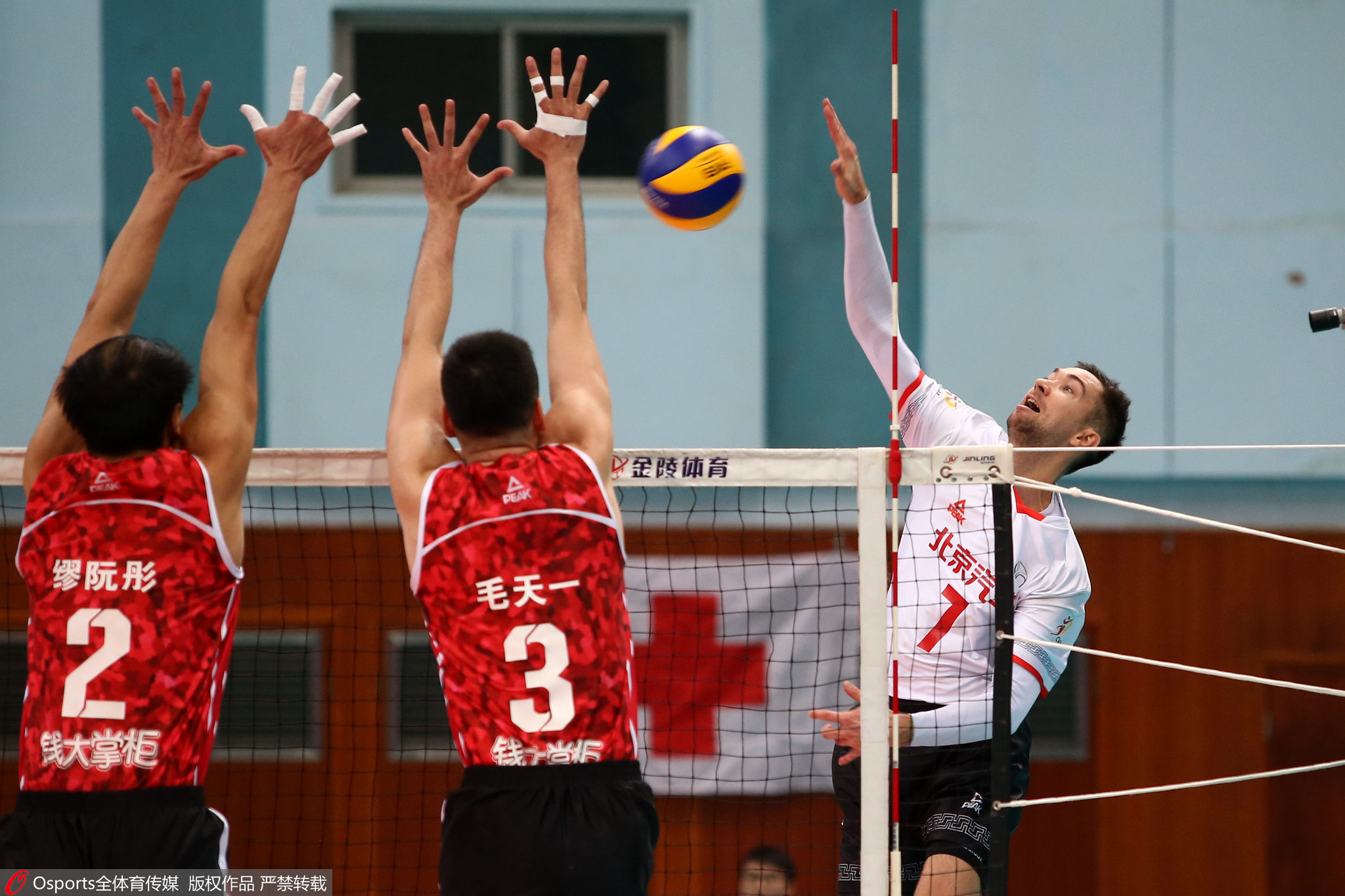 基辅迪纳摩展现实力，主场一锤定音