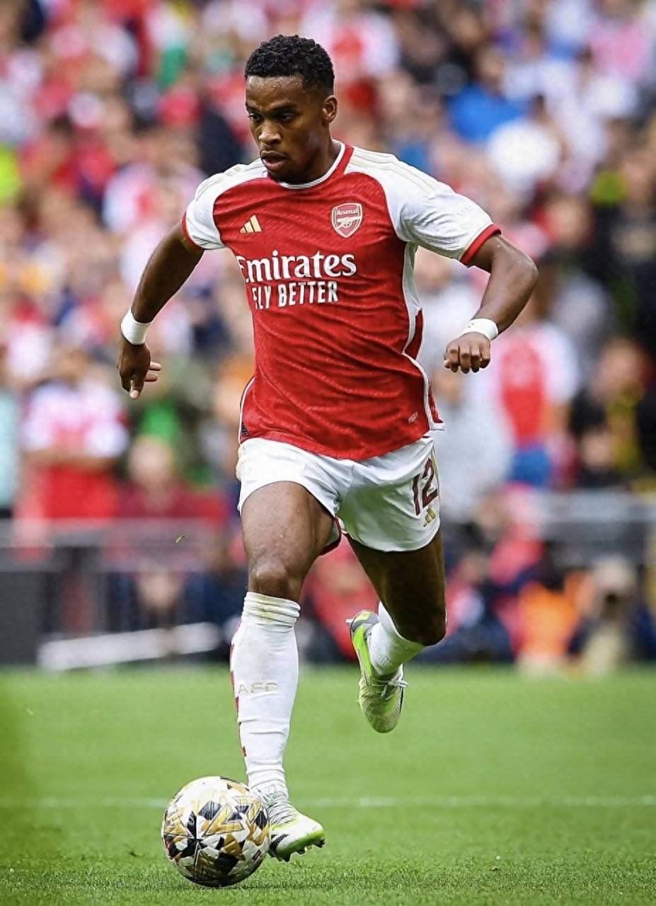 防守铁卫稳固后防，球队获胜进入前八