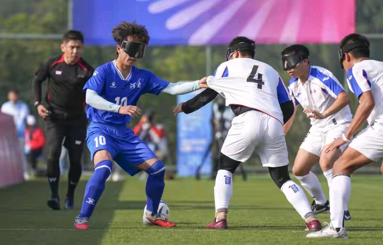 足球明星在赛场上展现出色表现,赢得阵阵掌声 足球明星在赛场上展现出色表现,赢得阵阵掌声