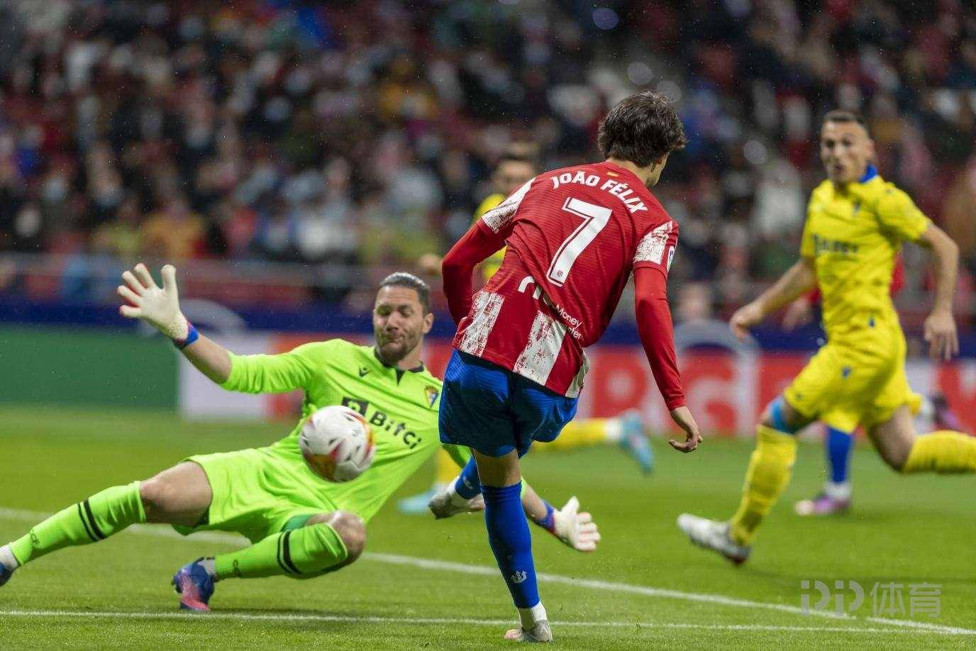 智利碾压巴黎，皮克扛起全队