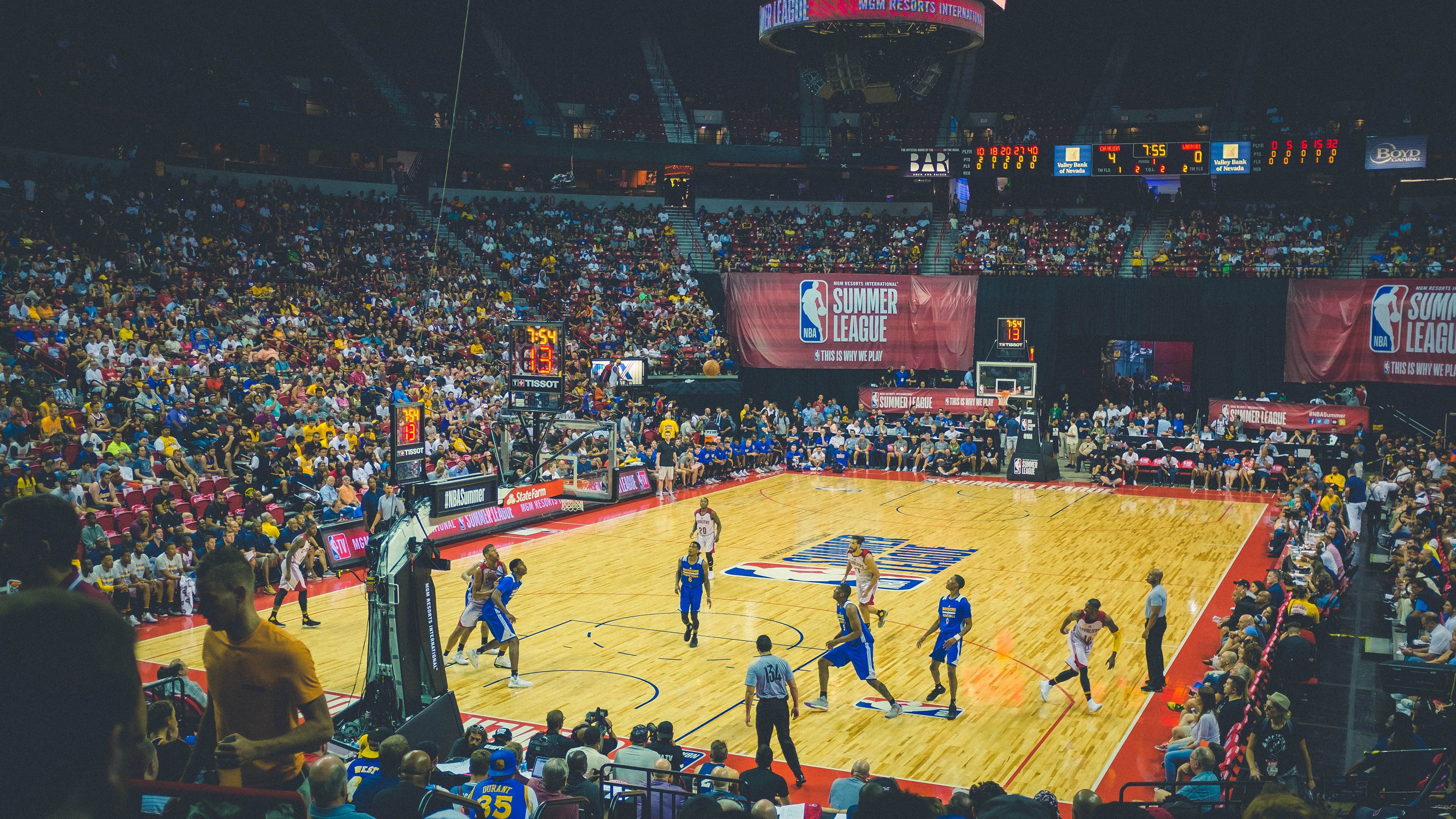 绿茵场与硬木地板的交响，当德甲争冠战焦点遇上热火灼伤奇才